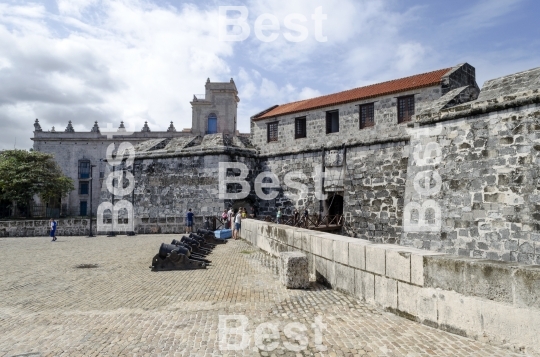 Castillo de la Real Fuerza with old cannons